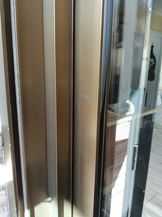 Cierre aluminio dorado 2x2m con persiana