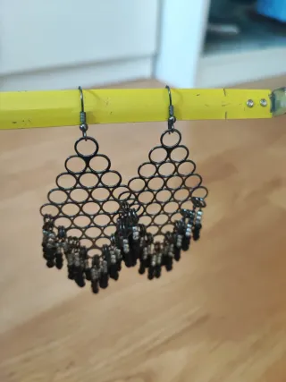 Pendientes largos plateados y negros