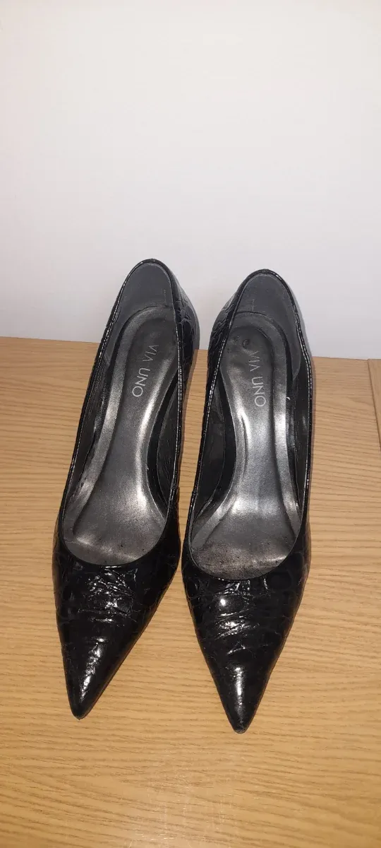 Zapato de salón negro tacón