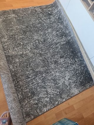 Alfombra beige y gris