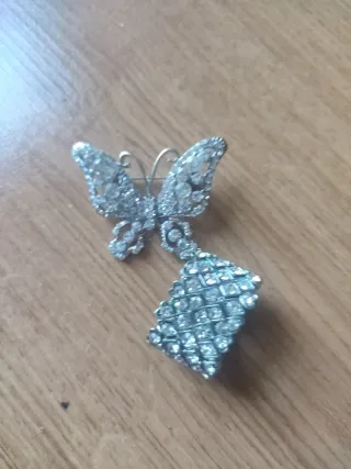 Anillo y broche mariposa con pedrería