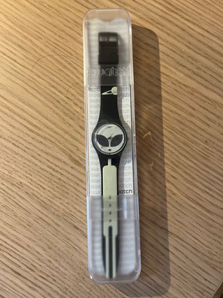 Reloj Swatch Alien Negro y Blanco