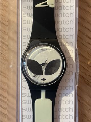 Reloj Swatch Alien Negro y Blanco