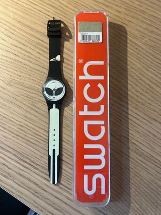 Reloj Swatch Alien Negro y Blanco