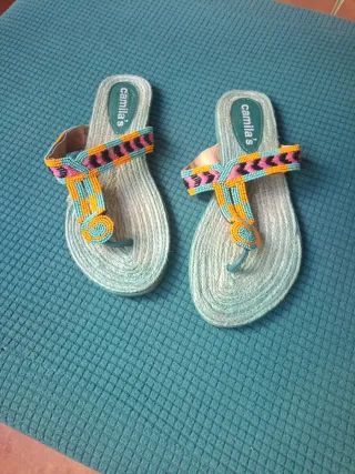 Sandalias #36 de dedo Camila's con abalorios