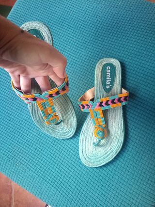 Sandalias #36 de dedo Camila's con abalorios