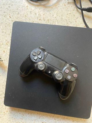 PS4 (PlayStation 4) Negra + Mando y Cables