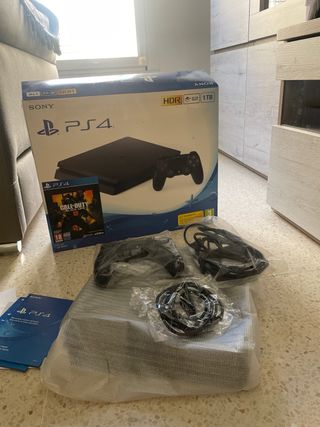 PS4 (PlayStation 4) Negra + Mando y Cables