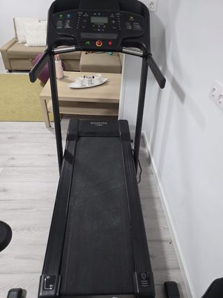 Area palestra: tapis roulant, bici, panca