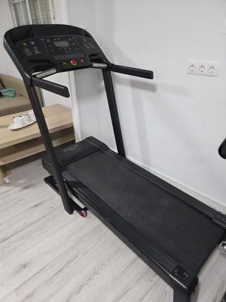 Area palestra: tapis roulant, bici, panca