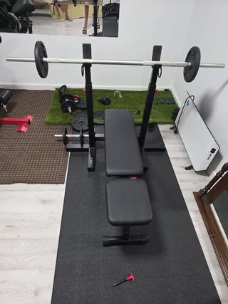 Area palestra: tapis roulant, bici, panca