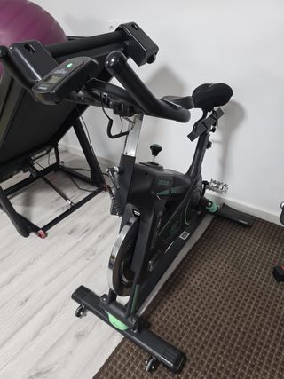 Area palestra: tapis roulant, bici, panca