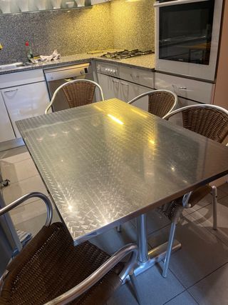 Mesa de cocina de acero inoxidable con 4 sillas