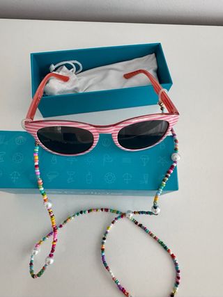 Gafas de sol niña con colgador de abalorios