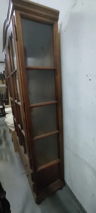 Vitrina de madera con puertas de cristal.