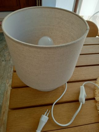 Lámpara de mesa H&M Home tela beige