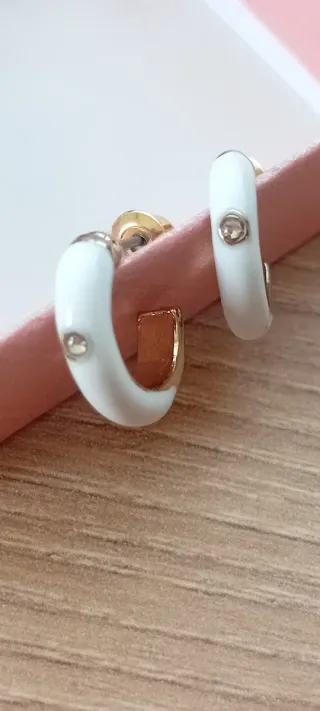 Pendientes semi Aro Esmaltados Blancos y Dorados