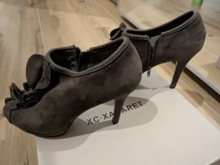 Tacchi grigi con plateau e volant