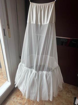 Enagua con aro de 220 cm de circunferencia.