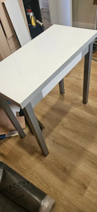 Mesa extensible con cajón