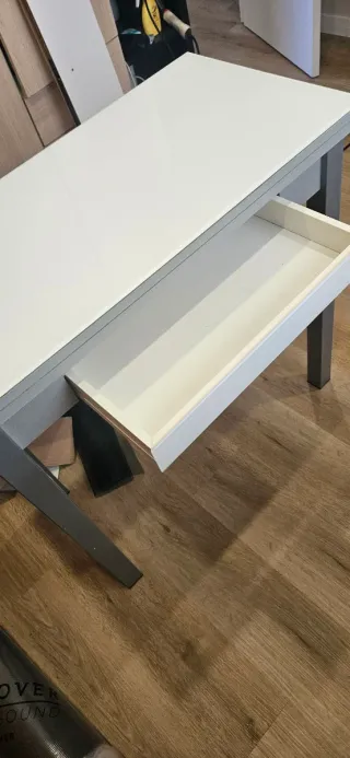 Mesa extensible con cajón