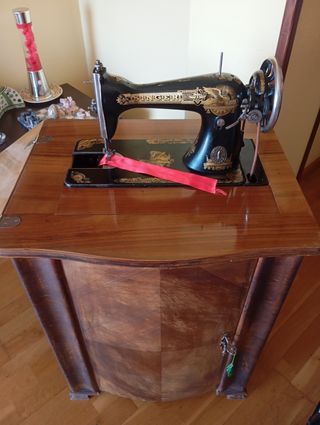 Máquina de coser Singer con mueble