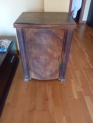 Máquina de coser Singer con mueble