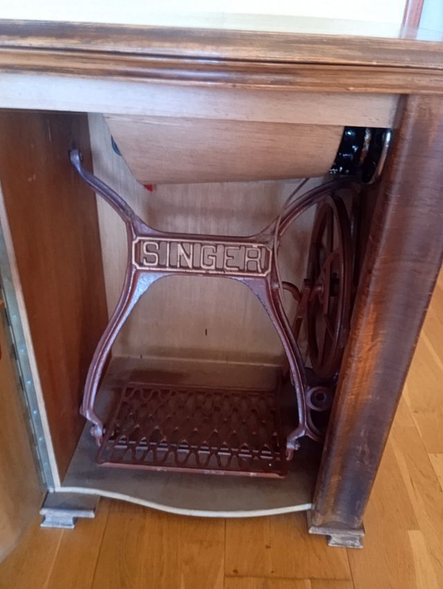 Máquina de coser Singer con mueble