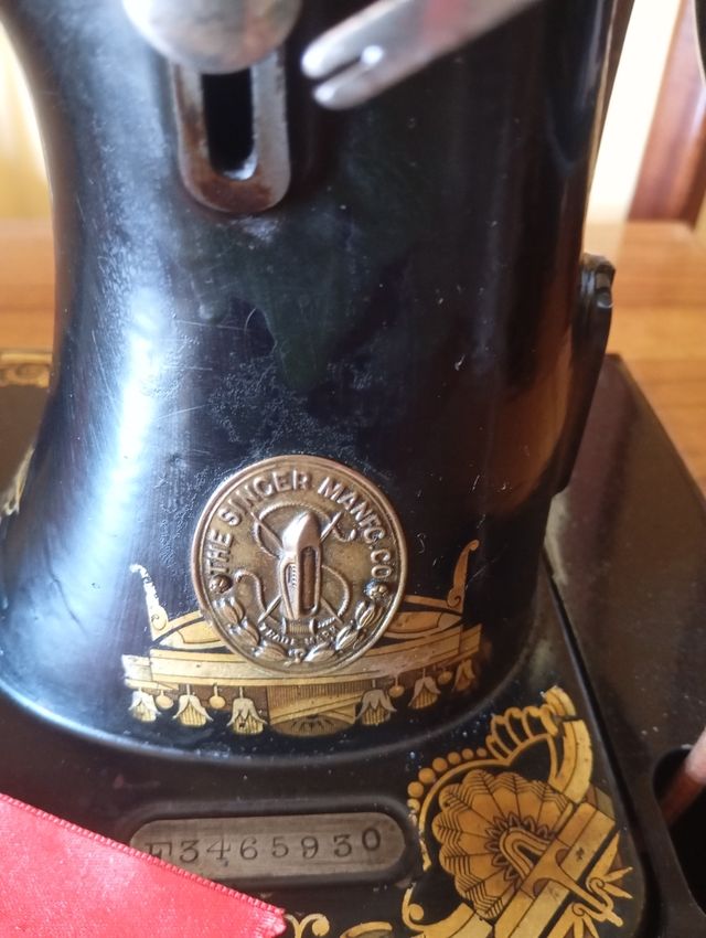 Máquina de coser Singer con mueble