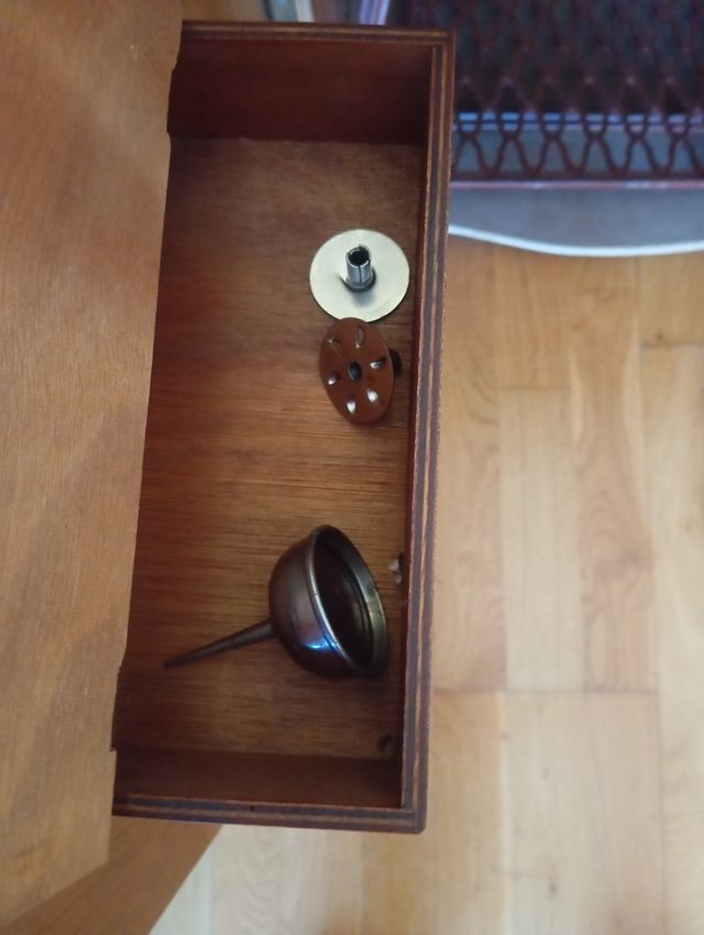 Máquina de coser Singer con mueble