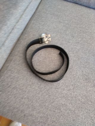 Cinturón de cuero con calavera