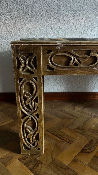 Mesa auxiliar mármol y madera tallada
