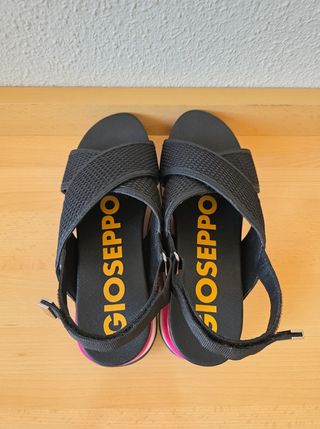 Sandalias Plataforma Gioseppo Negras y Fucsia