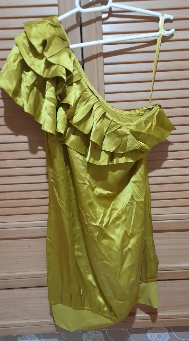 Vestido de fiesta asimétrico con volantes