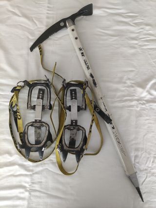 Crampones de correas y piolet