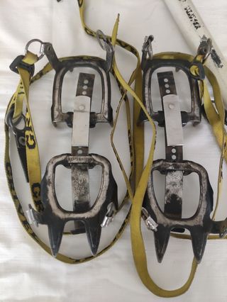Crampones de correas y piolet