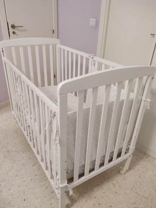 Cuna de madera blanca + colchón + protector