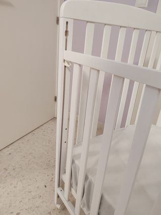 Cuna de madera blanca + colchón + protector