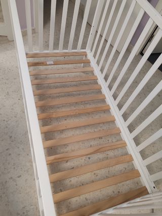 Cuna de madera blanca + colchón + protector