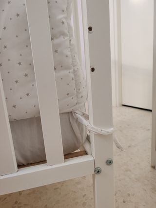 Cuna de madera blanca + colchón + protector