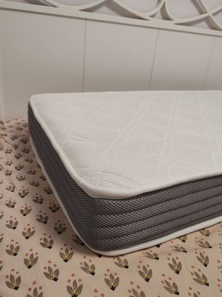 Cuna de madera blanca + colchón + protector
