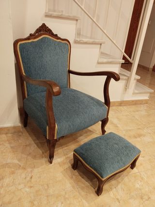 Butaca y reposapiés azul y marrón