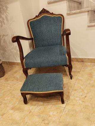 Butaca y reposapiés azul y marrón