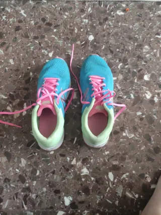 Zapatillas New Balance Azules, Rosas y Verdes.
