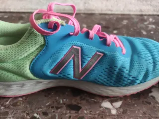 Zapatillas New Balance Azules, Rosas y Verdes.