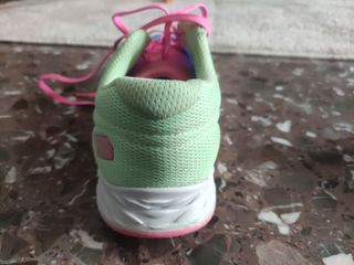 Zapatillas New Balance Azules, Rosas y Verdes.