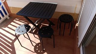 Mesa y 4 banquetas negras