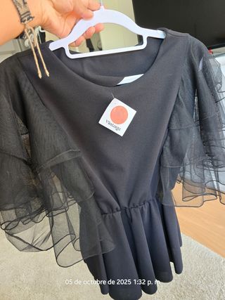 Camisa negra con mangas de tul