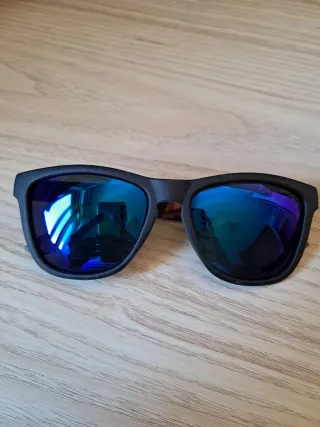 Gafas de sol infantiles negras y azules.
