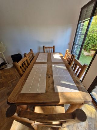Mesa de comedor y seis sillas.